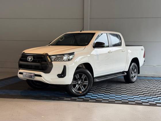 TOYOTA HILUX 2.8 D-4D TURBO DIESEL CD SR 4X4 AUTOMÁTICO TOYOTA HILUX 2.8 D-4D TURBO DIESEL CD SR 4X4 AUTOMÁTICO